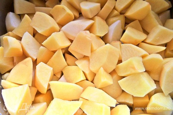Картофель для быстроты варки нарезать кусочками и поставить вариться с солью.