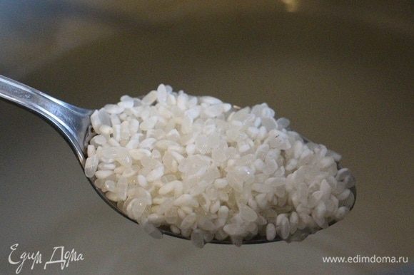 Рис несколько раз промыть, залить в мультиварке необходимым количеством воды (3,5 стакана). Готовить в режиме «Маша» или «Молочная каша» 25 минут.