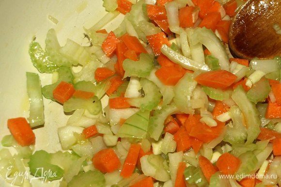 В сковороде разогреть оливковое масло. Добавить морковь, чеснок, лук и сельдерей и готовить до прозрачности.