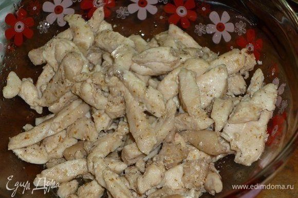 Все ингредиенты нарезаем одинаковым брусочком. Сырое куриное филе обжариваем до готовности, можно добавить щепотку приправы для курицы. В конце жарки солим.