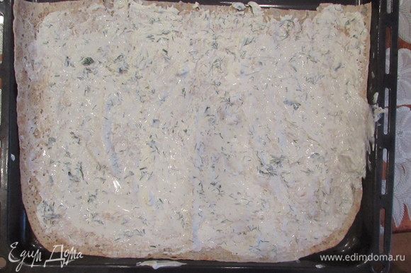 Нанести на лаваш слой сырной массы с зеленью не более 0,5 см.