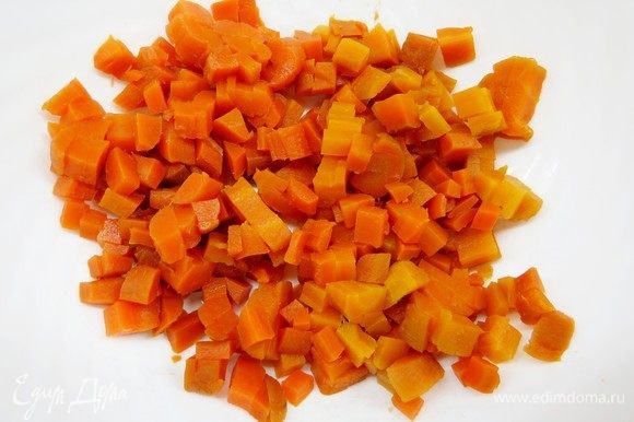 Куриные яйца предварительно отварить и остудить. Морковь очистить, нарезать длинными брусочками, натереть специями (кориандр, зира, паприка, соль, перец), завернуть в фольгу и отправить в духовку на час-полтора. Если времени нет, то морковь можно просто отварить, затем почистить. Нарезать морковь аккуратными кубиками.