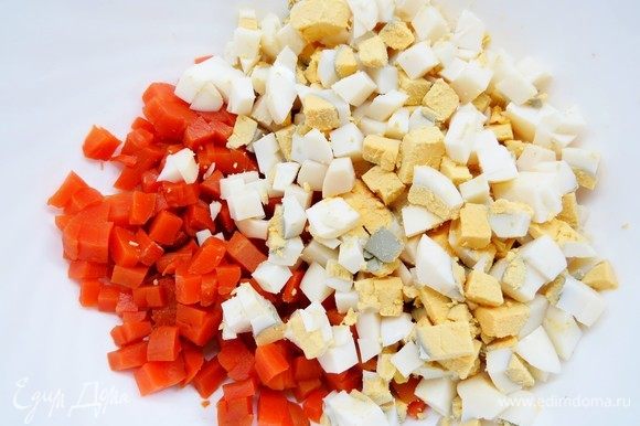 Вареные яйца нарезать кубиками, добавить к моркови.
