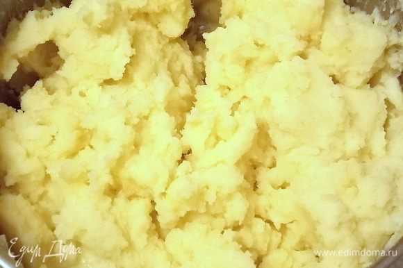 Картофель почистить, сварить, слить всю воду и просто помять. Картофельное пюре остудить. Добавить растопленное масло и яйца, перемешать до однородной массы.