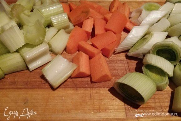 Параллельно, пока обжаривается мясо, нарезать ломтиками морковь, сельдерей и лук-порей. Выбор овощей в принципе за вами, можете использовать любые сочетания. Я всегда отталкиваюсь от предпочтений моей семьи.