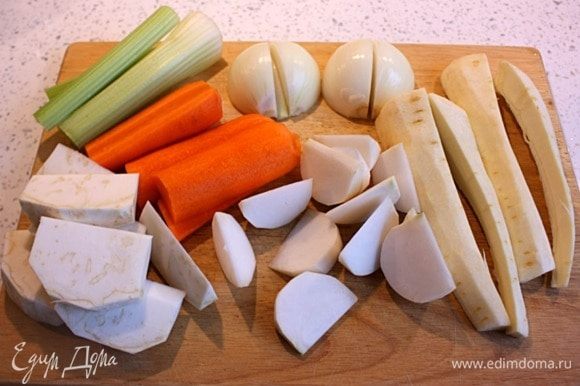 Оставшиеся овощи крупно нарезать: лук и пастернак на четвертинки, стебель сельдерея и морковь палочками по 10 см, белую репу и корень сельдерея клиньями.