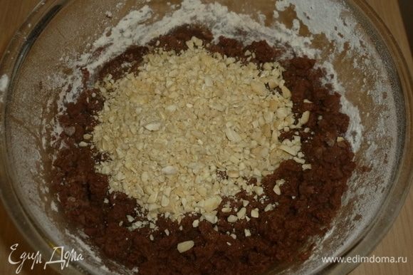 Орехи добавить к тесту. Замесить крутое тесто. Если тесто слишком липкое и с ним трудно работать, можно завернуть его в пленку и убрать в холодильник минут на 20-40.