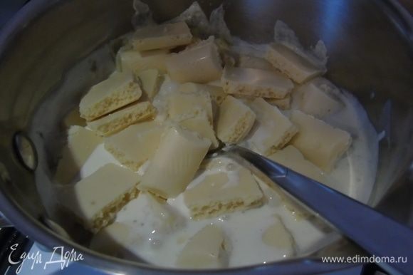 Для крема 1: сливки разогрейте до очень горячих, добавьте белый шоколад и мешайте до растворения шоколада. Всыпьте кокосовую стружку, перемешайте и отправьте в холодильник на 1 час.