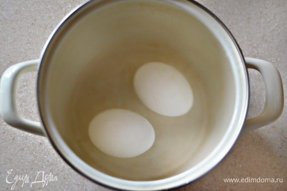 Яйца отварить, почистить от скорлупы и нарезать мелкими кубиками.