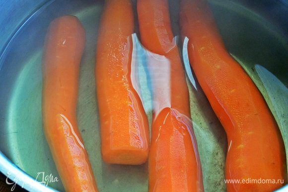 Морковь отварила на несколько блюд, но нужна только одна морковка.