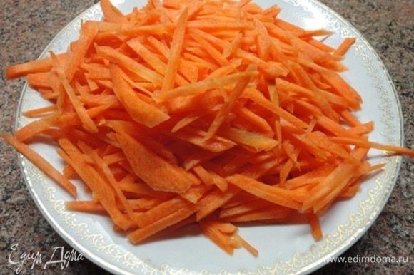 Для гарнира морковь нарезать крупной соломкой, лук мелкими кубиками.