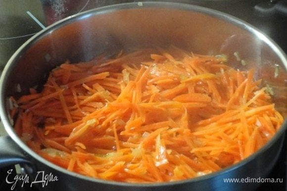 В глубокой сковороде разогреть масло и обжарить лук до золотистого цвета. Добавит морковь и обжаривать не более минутки. Влить вино, дать покипеть пару минут.