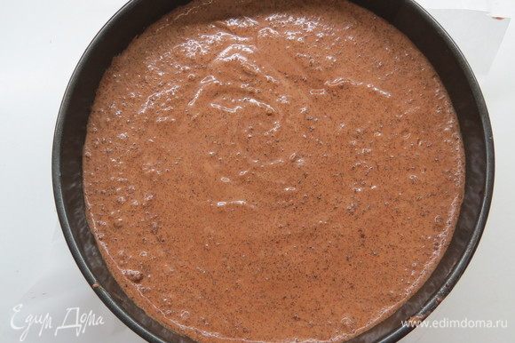 Разъемную форму смазать сливочным маслом, выложить в форму диаметром 20 см шоколадное тесто и выпекать при температуре 160°С 25–30 минут. Готовность проверить деревянной шпажкой, если палочка сухая — бисквит готов.