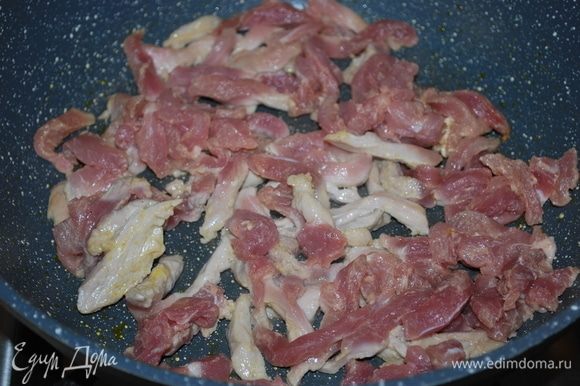 Мясо режем и обжариваем до готовности. У меня мясо свинины.