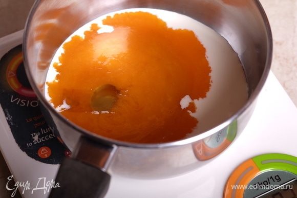 В маленьком сотейнике соединить вместе сливки, пюре абрикоса и мед, перемешать, довести до кипения.
