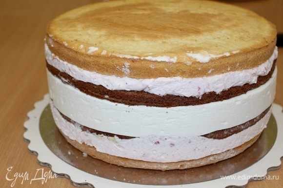 Сборка торта: в разъемное кольцо выложить белый бисквит, на него выложить половину клубничного крема, бисквит шоколадный, затем весь лимонный крем, бисквит шоколадный, вторую часть клубничного крема и сверху закрыть белым бисквитом. По желанию можно пропитать коржи. Убрать торт в холодильник на ночь.
