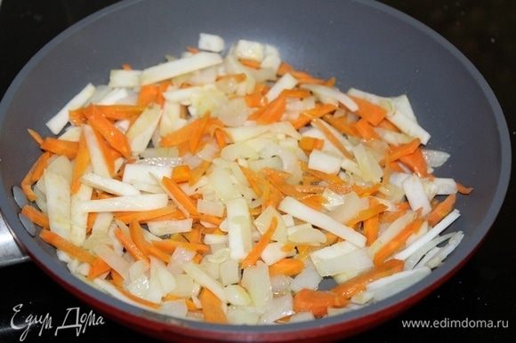 Морковь, лук, сельдерей порезать соломкой, добавить чеснок и все обжарить на растительном масле около 4 минут.