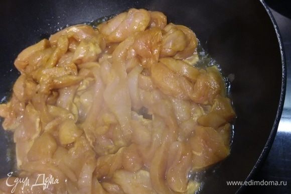 Разогреть арахисовое масло и обжарить на нем курицу до золотистого цвета 2–3 минуты.