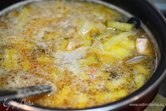 В суп по очереди добавьте рассол. Затем зажарку, минут через 5 грибы. Еще минут через 5 маслины и огурцы. И последними добавьте креветки.