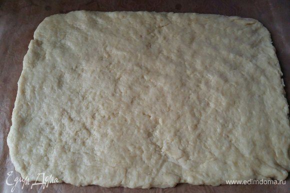 Руками раскатать тесто толщиной примерно 5 мм, прямо на коврике для выпечки, либо на пергаменте. Респект тому, кто придумал силиконовый коврик, это очень удобно. У меня получился рулет размером 20х30 см.