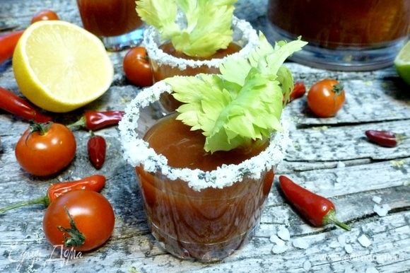 Остается только разлить холодный томатный коктейль «Цезарь-девственник» по стаканам. Добавить в каждый по стеблю сельдерея и лед (при желании). Веселых вечеринок!
