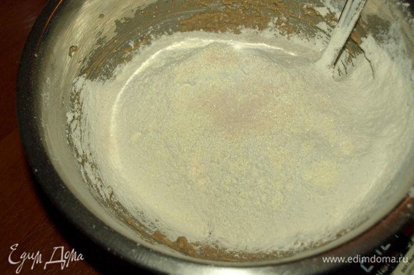 Муку просеять с разрыхлителем, добавить соль. Постепенно добавляем муку к масляно-халвичной массе.