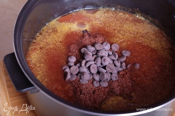 Через 30 минут тушения чашу вынуть из мультиварки и добавить к сливовому пюре какао-порошок и шоколад. Если у Вас шоколад не в каплях, как у меня, то порубите его мелко.