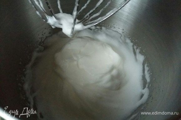 Белки взбить с щепоткой соли в плотную пену.
