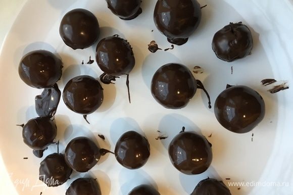 Каждый шарики окунуть в растопленный шоколад, затем выложить на тарелку и убрать в холодильник, еще на 15 мин.