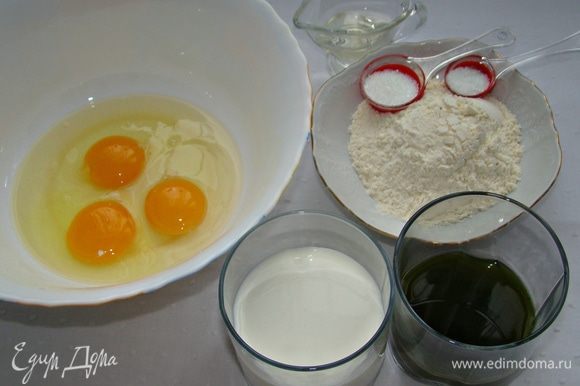 В миске смешать до однородности яйца, муку, растительное масло, молоко, сок шпината, соль и сахар.