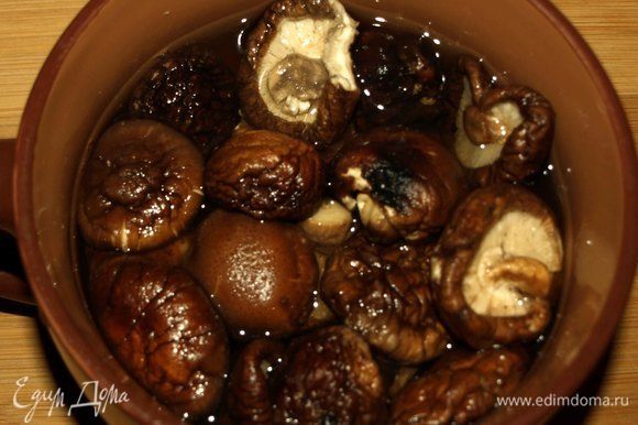 Заранее отварить фасоль или использовать консервированную, приготовить куриный бульон. Если использовать сухие грибы шиитаке, то заранее залить на 5-6 часов теплой водой.