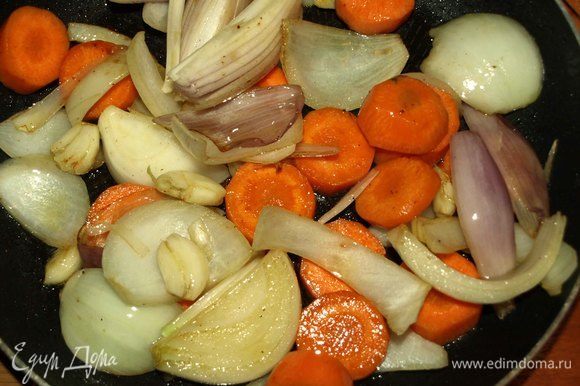 Обжарить овощи на сковороде, где жарили свиные ребра.