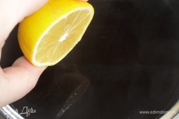В процеженный напиток добавляем свежевыжатый сок 1 лимона. Перемешиваем.