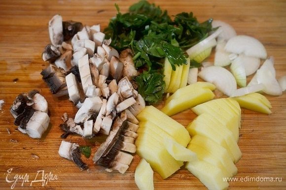Картофель очистить и нарезать тонкими дольками, грибы, имбирь и зелень нарезать произвольно.
