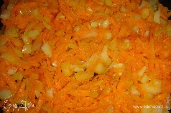 Лук нарезать кубиками, морковь натереть на крупной терке, чеснок мелко нарезать. Овощи обжарить на сливочном масле.