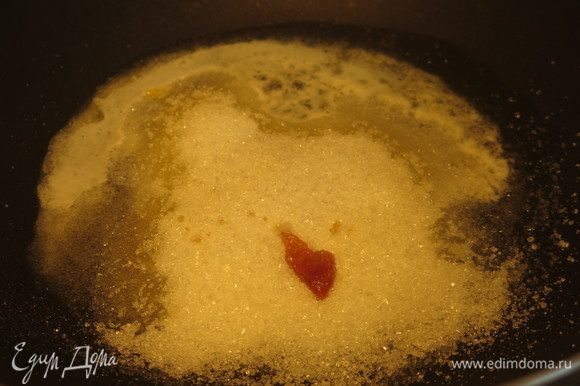 На сковороде разогреваем сливочное масло (1 столовую ложку), сахар (по столовой ложке на апельсин, всего 4) и ванильный экстракт (1/4 чайной ложки).