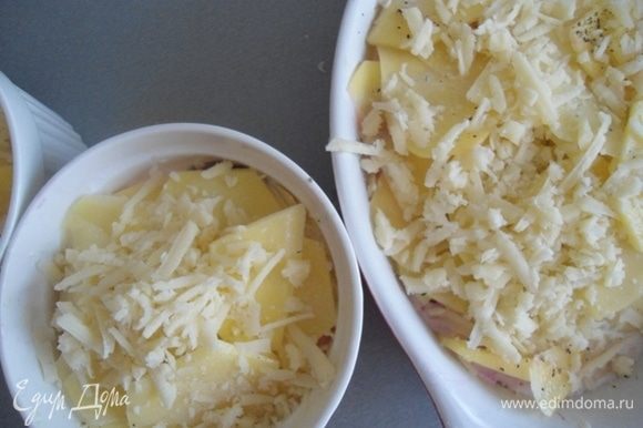 Сверху посыпать тертым сыром. Поставить в разогретую до 190–200°С духовку на 45 минут.