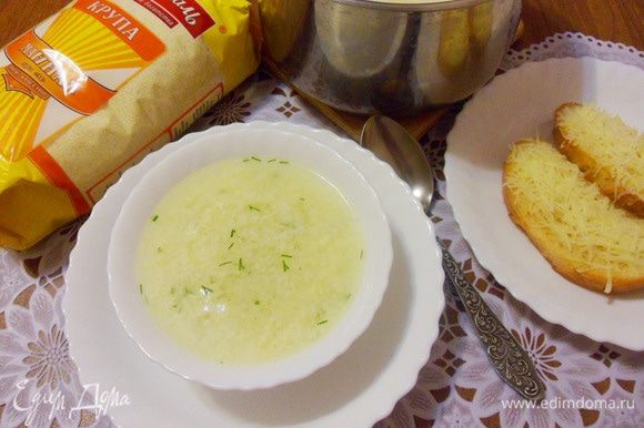Этот итальянский яичный суп не нужно варить с запасом, он вкусен свежий, только что приготовленный. Мне больше понравился этот суп в теплом виде, так полнее раскрывается его вкус. Подавать страчателлу с сырными тостами.