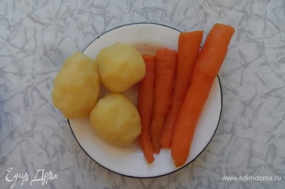 Картофель и морковь очистить, нарезать кубиком.