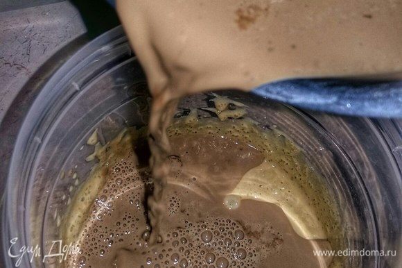 Продолжая взбивать, медленной струйкой влить горячее молоко с кофе — должна получиться однородная масса.