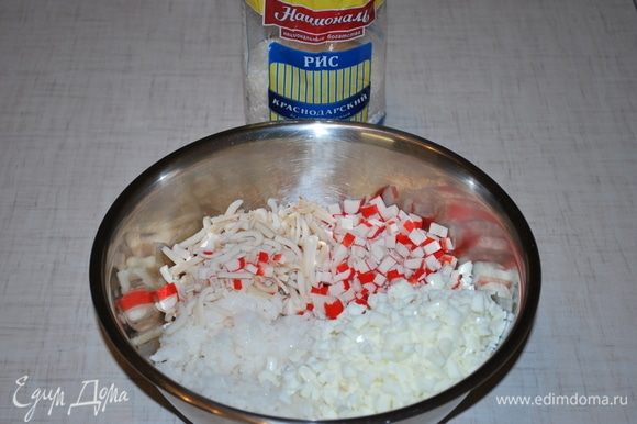 Соединить кальмары, белок, крабовые палочки и отварной рис. Добавить майонез и сметану. Все перемешать. Добавить соль и перец по вкусу.