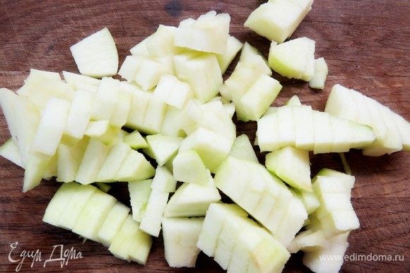 Яблоки очистить и нарезать некрупными брусочками.