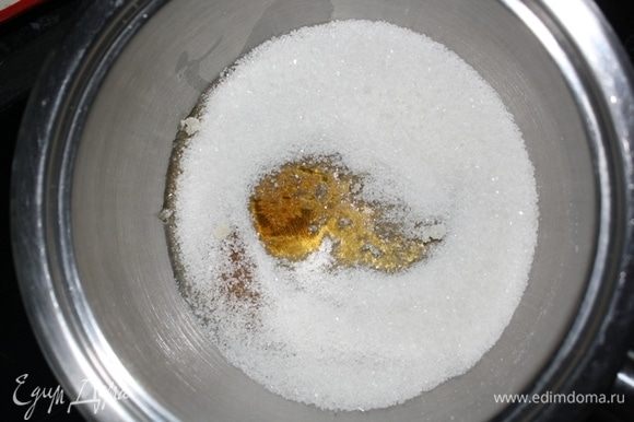 В сотейнике с толстым дном растопить сахар (как мы это делали для карамели). Должен появиться янтарный оттенок, но не передержите, иначе будет горчить.