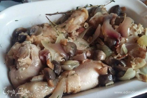 В жаропрочную посуду к курице добавить грибной соус.