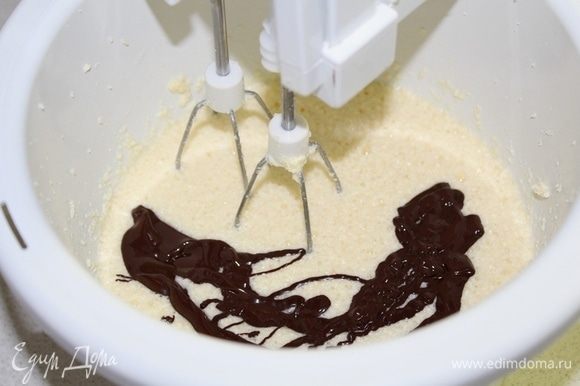 Сливочное масло взбить с сахаром, затем по одному вбить яйца. Затем добавить остывший шоколад.
