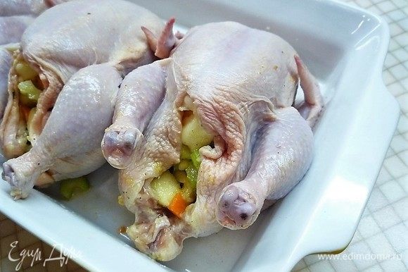 Цыплят начиняем половиной овощей.