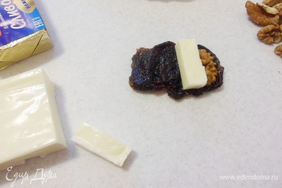 Нарезать плавленый сыр Hochland брусочками, по размеру сравнимыми с четвертинкой грецкого ореха. Добавить плавленый сыр к ореху.