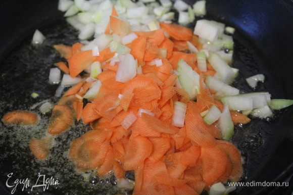 Спассеровать овощи на сливочном масле.