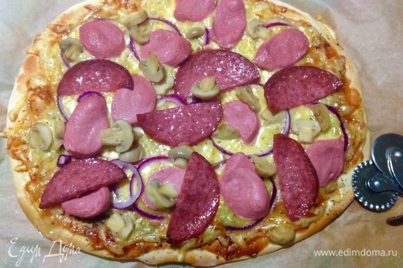 Ставим выпекаться пиццу в уже горячую духовку (200°С) примерно на 20–30 минут, зависит от параметров духовки индивидуально. Ох и вкусная выходит пицца из этого теста!