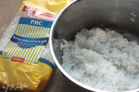 Заранее отварите и остудите рис Краснодарский ТМ «Националь». Его нужно обязательно посолить.